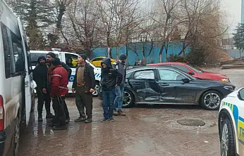 Malatya Battalgazi'de İşçi Servisi ile Otomobil Çarpıştı: 2 Yaralı