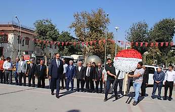 Malatya'da Ahilik Haftası için Atatürk Anıtı'na çelenk sunuldu