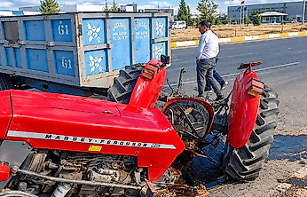 Malatya'da Beton Mikseri ile Traktör Çarpıştı: 2 Yaralı
