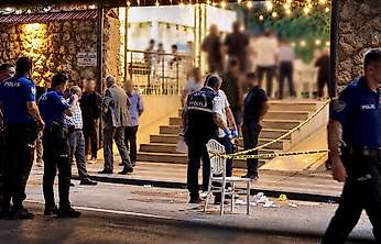 Malatya'da Düğün Salonu Önünde Bıçaklı Kavga: 3 Yaralı