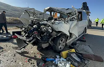 Malatya'da Feci Kaza: Minibüs Tıra Çarptı, 3 Kişi Hayatını Kaybetti