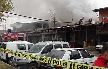 Malatya'da kaporta dükkânının çatısında yangın paniği