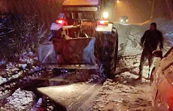 Malatya'da kar yağışı nedeniyle mahsur kalan vatandaşlar kurtarıldı