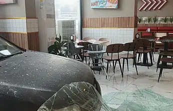 Malatya'da kontrolden çıkan otomobil dönerciye girdi: Yaralanan olmadı