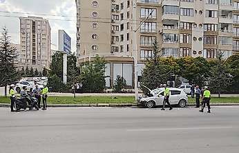 Malatya'da otomobil trambüs direğine çarptı: 2'si çocuk 4 yaralı