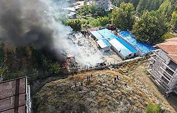 Malatya'da Şantiye Konteynerlerinde Yangın: Yaklaşık 30 Konteyner Zarar Gördü
