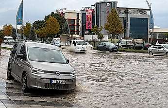 Malatya'da sarı kodlu yağış alarmı: Çevre yolu sular altında kaldı, trafik felç oldu