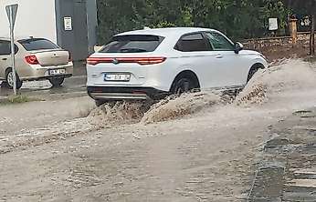 Malatya'da şiddetli yağış yolları göle çevirdi