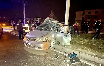 Malatya'da trambüs direğine çarpan otomobilde 1 ölü, 1 ağır yaralı