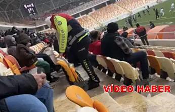 Malatya'da Tribünleri Isıtan Hareket: Polis, Üşüyen Minik Taraftara Çoraplarını Giydirdi