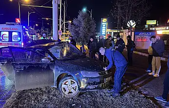 Malatya–Elazığ karayolunda otomobil Trambüs direğine çarptı: 1 yaralı