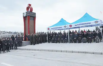 Malatya Şehir Mezarlığı'nda Deprem Anıtı Önünde Tören