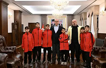 Malatyalı Hokeycilerden Milli Başarı: U16 ve U13 Sporcuları Vali Yavuz'u Ziyaret Etti