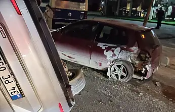 Park Halindeki Araca Çarpan Otomobil Ters Döndü: Sürücü Kaçtı