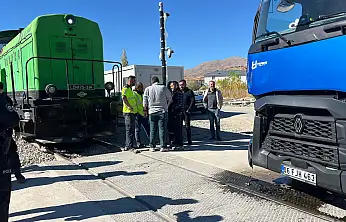 Raylarda Tehlike: Doğanşehir'de Tır, Yük Trenine Çarptı