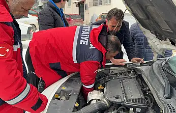 Soğuktan Kaputa Sığınan Kedi İtfaiye Tarafından Kurtarıldı