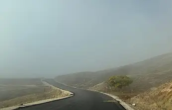 Tepeköy'de Çizgisiz Yol Endişesi: Sisle Birleşince Risk Katlandı