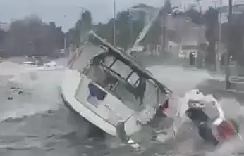 Tuzla Sahili Dalgalara Teslim Oldu