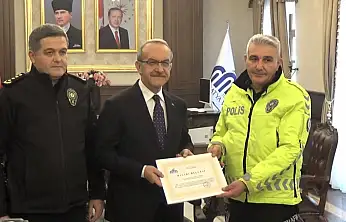 Üşüyen Çocuğa Kendi Çorabını Veren Polise Başarı Belgesi