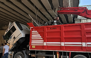 Vinç Köprüye Çarptı, Otomobil Arkadan Vurdu: 2 Yaralı