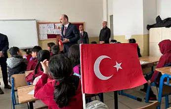 Yeni eğitim öğretim yılının ilk dersinde bayrak bilinci işlendi