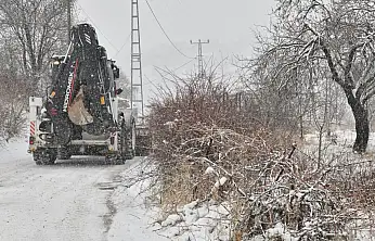 Yeşilyurt'ta Kar Alarmı: Belediye Ekipleri 24 Saat Sahada
