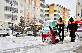 Yeşilyurt'ta Kar Alarmı: Ekipler 7/24 Sahada