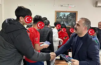Yetiştirme Yurdunda Kalan Gençlere Ülkü Ocakları'ndan Moral Ziyareti