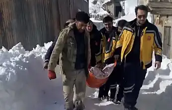 Yoğun Karda Zamanla Yarış: 86 Yaşındaki Hasta Ekipler ve Vatandaşların Desteğiyle Kurtarıldı