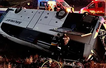 Yolcu otobüsü şarampole devrildi: 2 ölü, 21 yaralı