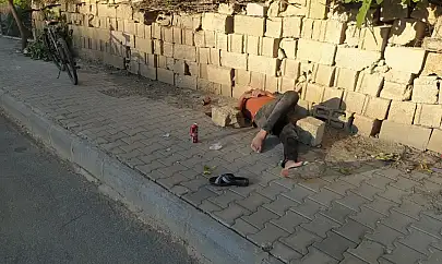 Adıyaman'da madde kullanan şahıs emniyet binası karşısında yere yığıldı