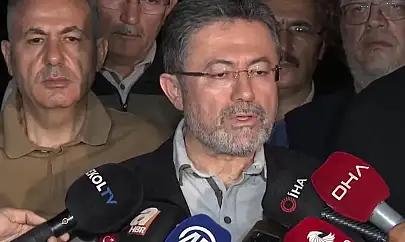 Bakan Yumaklı: Manisa ve İzmir'deki orman yangınları sürüyor
