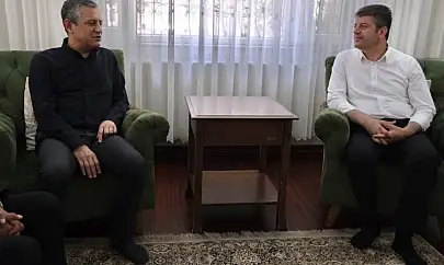 CHP Genel Başkanı Özgür Özel, ev hapsindeki Tutdere'yi ziyaret etti: 'Ayağından eve kelepçelenmesi tam bir akıl tutulması'