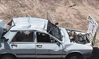 El frenini çekmeyi unutan sürücü, aracının altında kaldı