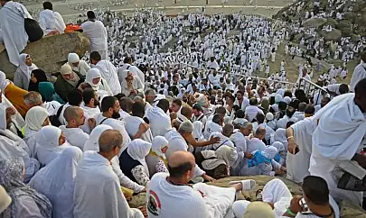 Hacılar Arife gününe hazır: 1,5 milyon kişi Arafat'a doğru yola çıktı