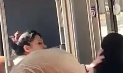 Halk otobüsünde tesettürlü kadına hakaret eden kadın gözaltına alındı