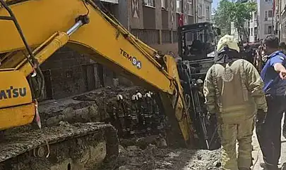 İstanbul'da kanalizasyon çalışmasında yol çöktü: Bir işçi göçük altında kaldı