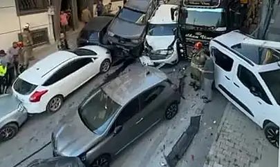 İstanbul'da kayan vinç 23 araca çarptı