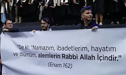 İTÜ mezuniyet töreninde açılan ayet 'laiklik' sloganlarıyla engellenmek istendi