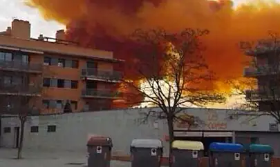 Kimyasal tesiste çıkan yangın nedeniyle 150 bin kişiye uyarı!