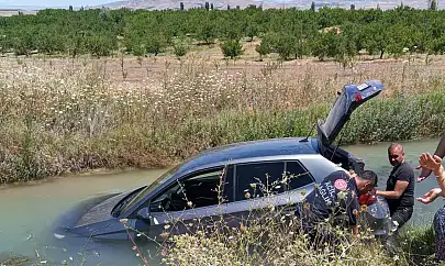 Malatya'da otomobil dereye uçtu: 2 yaralı