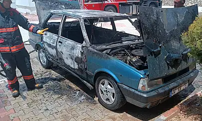 Malatya'da park halindeki otomobil alev aldı
