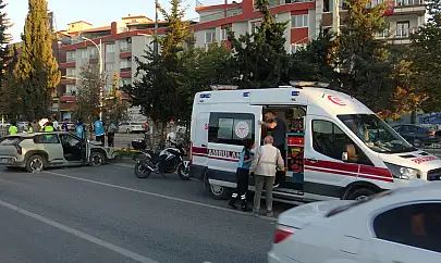 otomobil bariyere çarptı: 3 yaralı