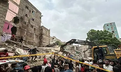 Pakistan'da bina çökmesi: 27 ölü