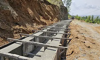 Pütürge ilçesi Taşmış Mahallesi'ne 6 bin 800 metrelik açık ve kapalı sistem olmak üzere sulama kanalı yapılıyor.