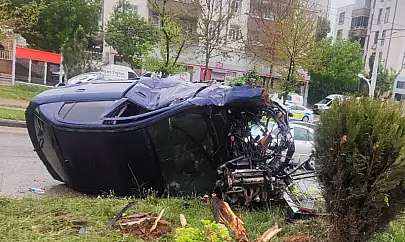 Refüje çarpan otomobil hurdaya döndü: 2 yaralı