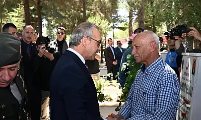 Vali Yavuz, Arefe Günü Şehitliği Ziyaret Ederek Şehit Aileleriyle Bir Araya Geldi