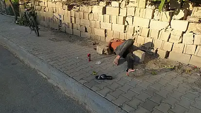 Adıyaman'da madde kullanan şahıs emniyet binası karşısında yere yığıldı