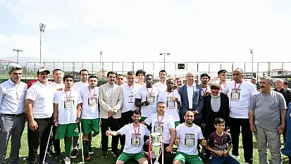 Ampute Futbol Takımı Şampiyonluk Kupasını Aldı