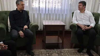 CHP Genel Başkanı Özgür Özel, ev hapsindeki Tutdere'yi ziyaret etti: 'Ayağından eve kelepçelenmesi tam bir akıl tutulması'